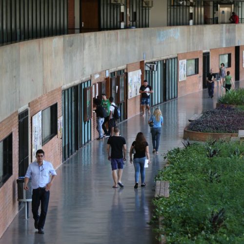 Brasília - Incluída no rodízio de abastecimento do DF, a Universidade de Brasília (UnB) está tomando medidas para reduzir o consumo de água, a instituição chegou a adiar o início das aulas no principal campus da instituição em função do racionamento (Fabio Rodrigues Pozzebom/Agência Brasil)